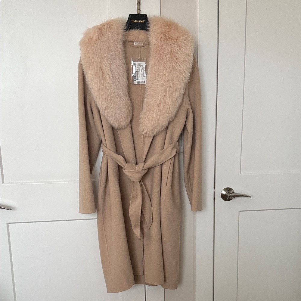 Luxurious 100% Wool Sand Color Coat with Fox Fur Collar